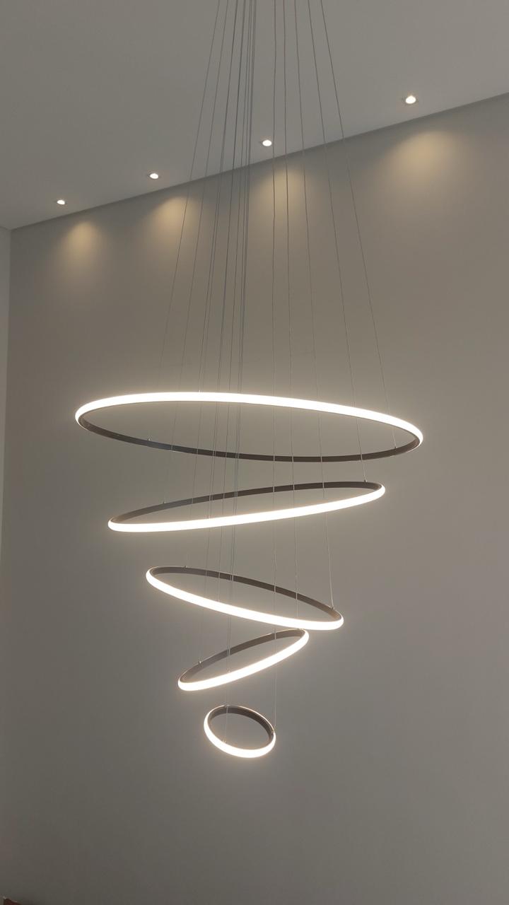 Luminária de anéis em LED em ambiente decorado
